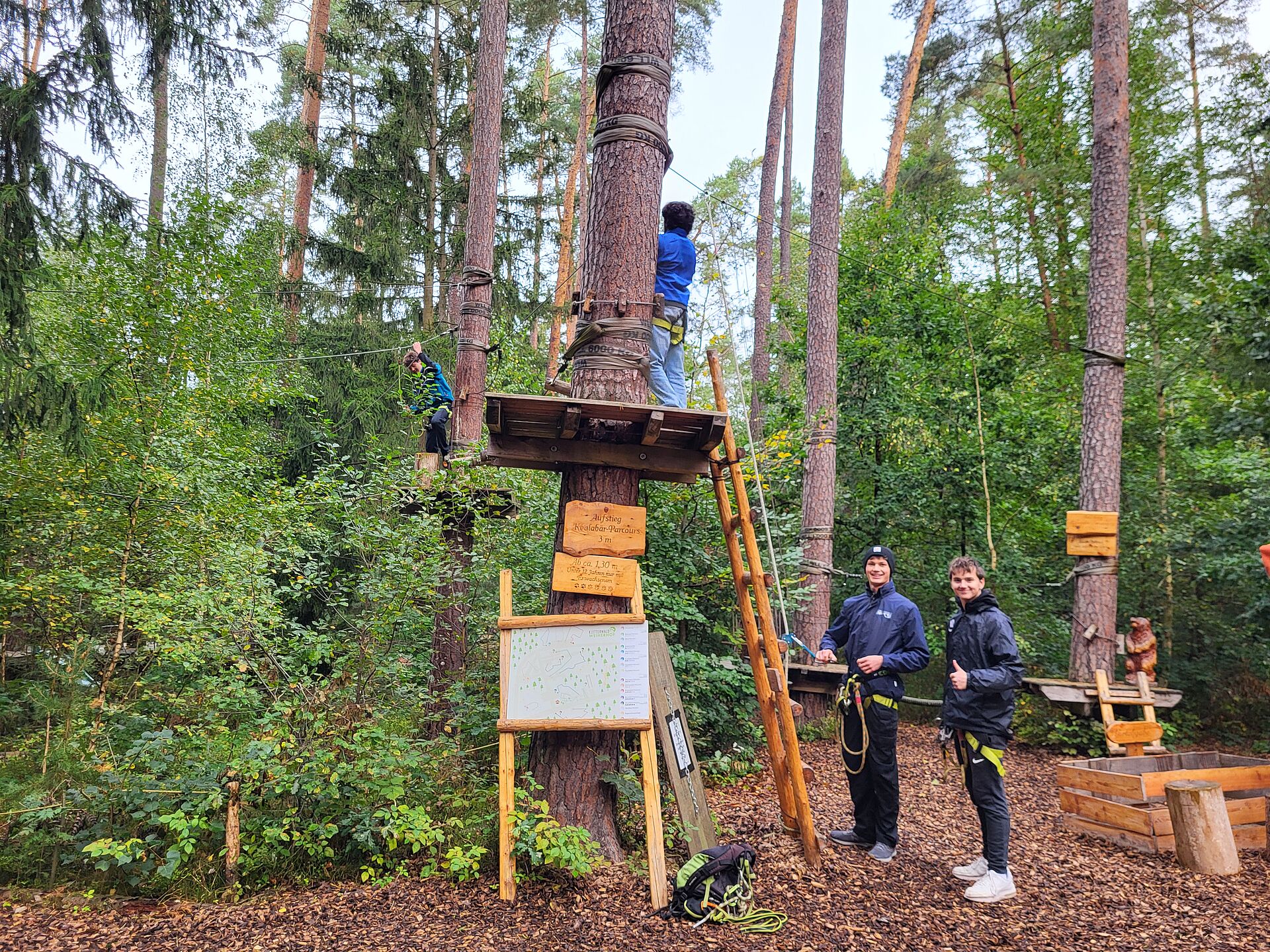 Die beiden Klassen der FOS 12 im Kletterwald 