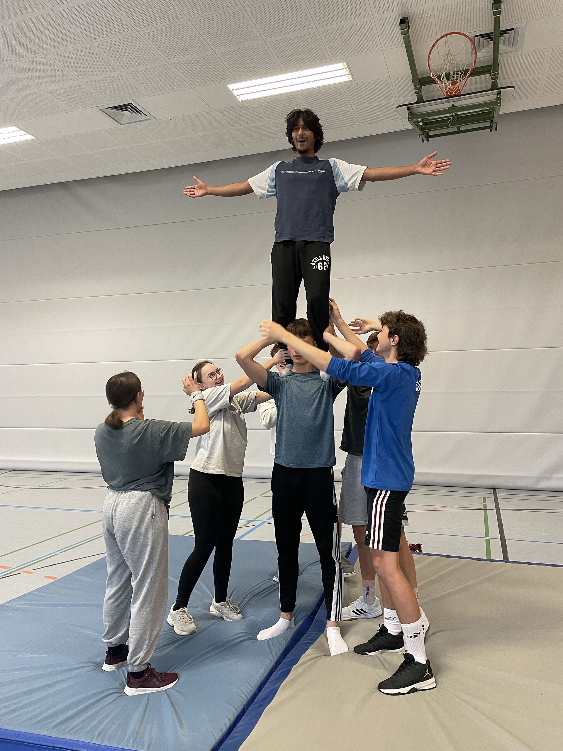 Sportunterricht in der FOS 12: Akrobatik und Kooperation 